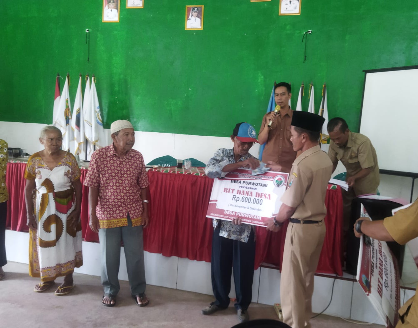 Pemdes Purwotani Lamsel Bagikan BLT-DD 131 KPM