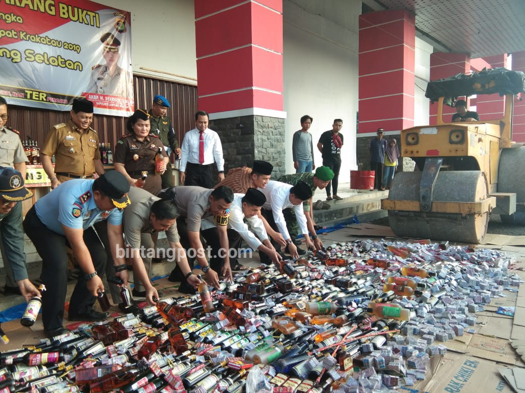 Musnahkan ribuan botol minuman keras  dan petasan.