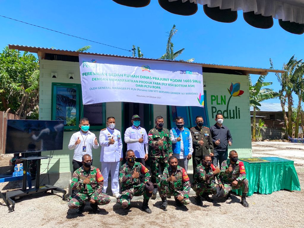 HUT TNI, PLN Bedah Rumah Prajurit di NTT Menggunakan FABA.