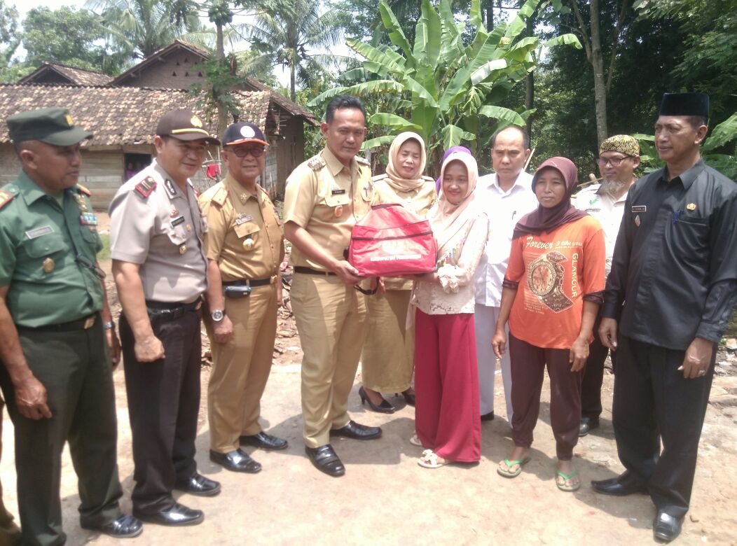 Wabup Beri Bantuan Korban Rumah Roboh Di Pekon Karangsari