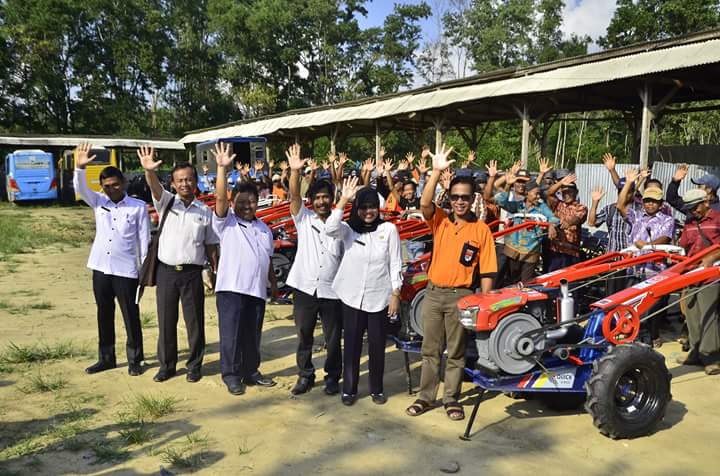 Pemkab Mesuji Bagikan 14 Handtracktor Bantuan Kementan