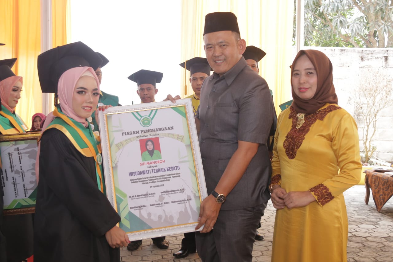 Hisbulloh Dan Siti Manuroh Wisudawan Terbaik STIT Pringsewu.