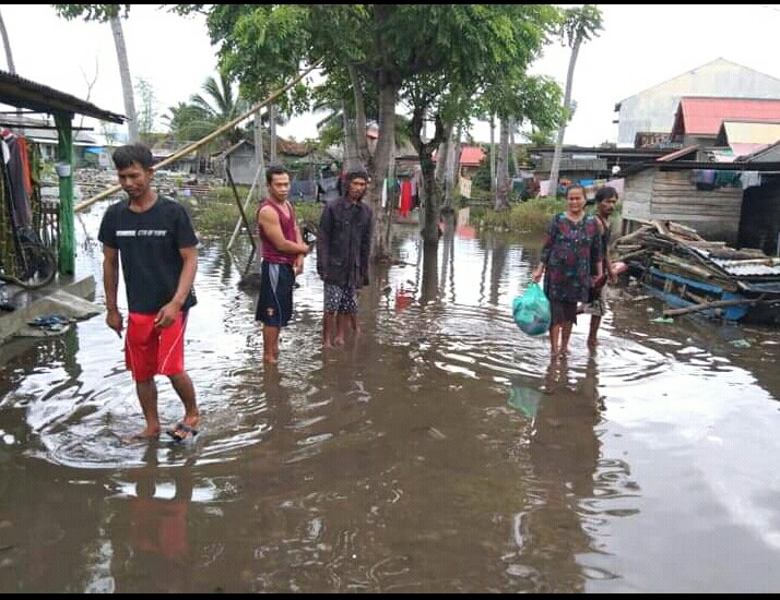 Banjir Rob Rendam Puluhan Rumah Warga Kelurahan Pasar Madang Kotaagung.