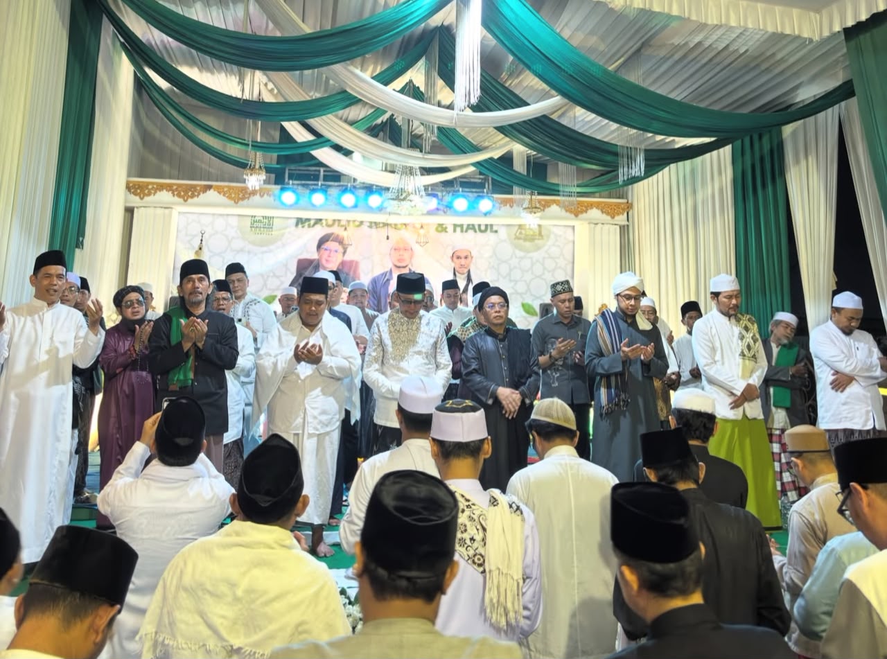 KH Ahmad Zaki: Jangan Berhenti Bershalawat