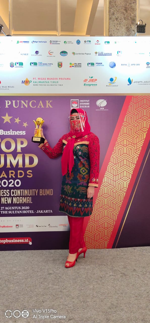 Bupati Tanggamus Terima Top BUMD Awards 2020.