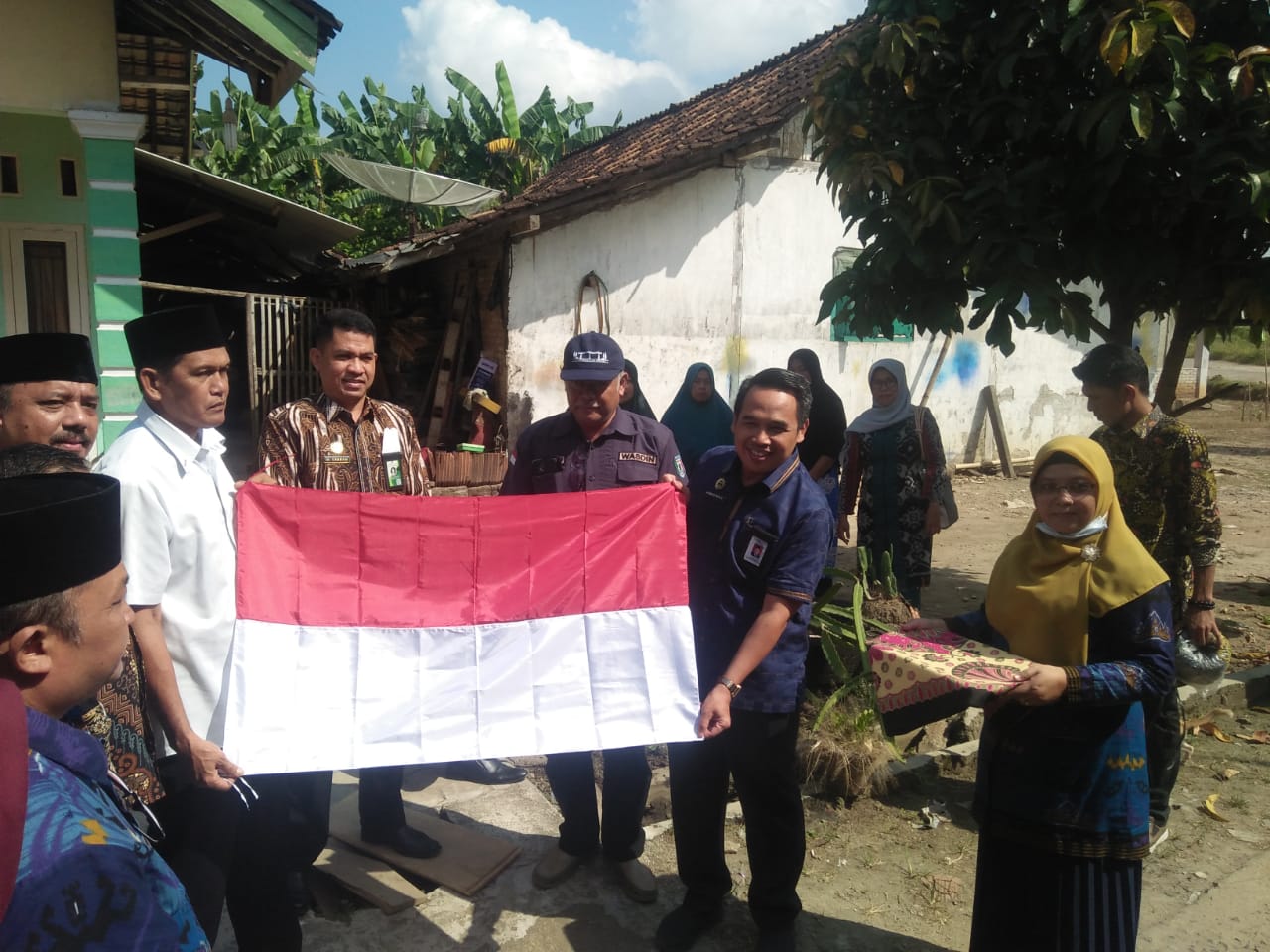 Sambut HUT RI Ke.77, Kemenag dan Kesbangpol Pringsewu Bagikan Bendera ke Sekolah