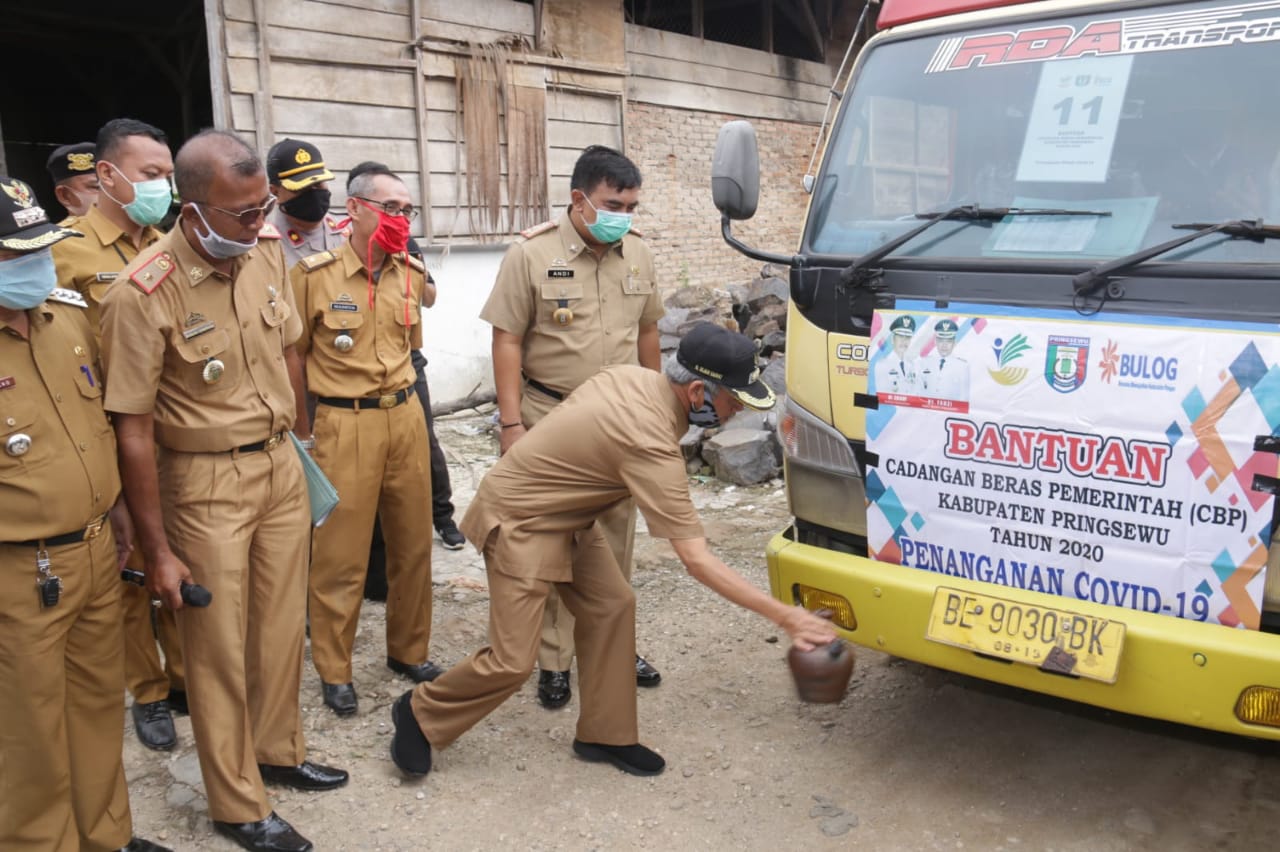 Tanggulangi Dampak Covid-19, Pemkab Pringsewu Distribusikan Cadangan Beras Pemerintah.