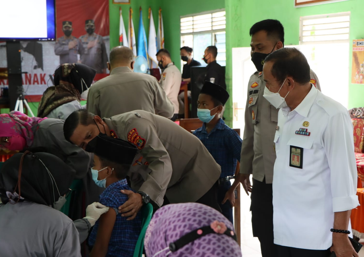 Kapolda Lampung Tinjau Vaksinasi Murid SD di Pesawaran