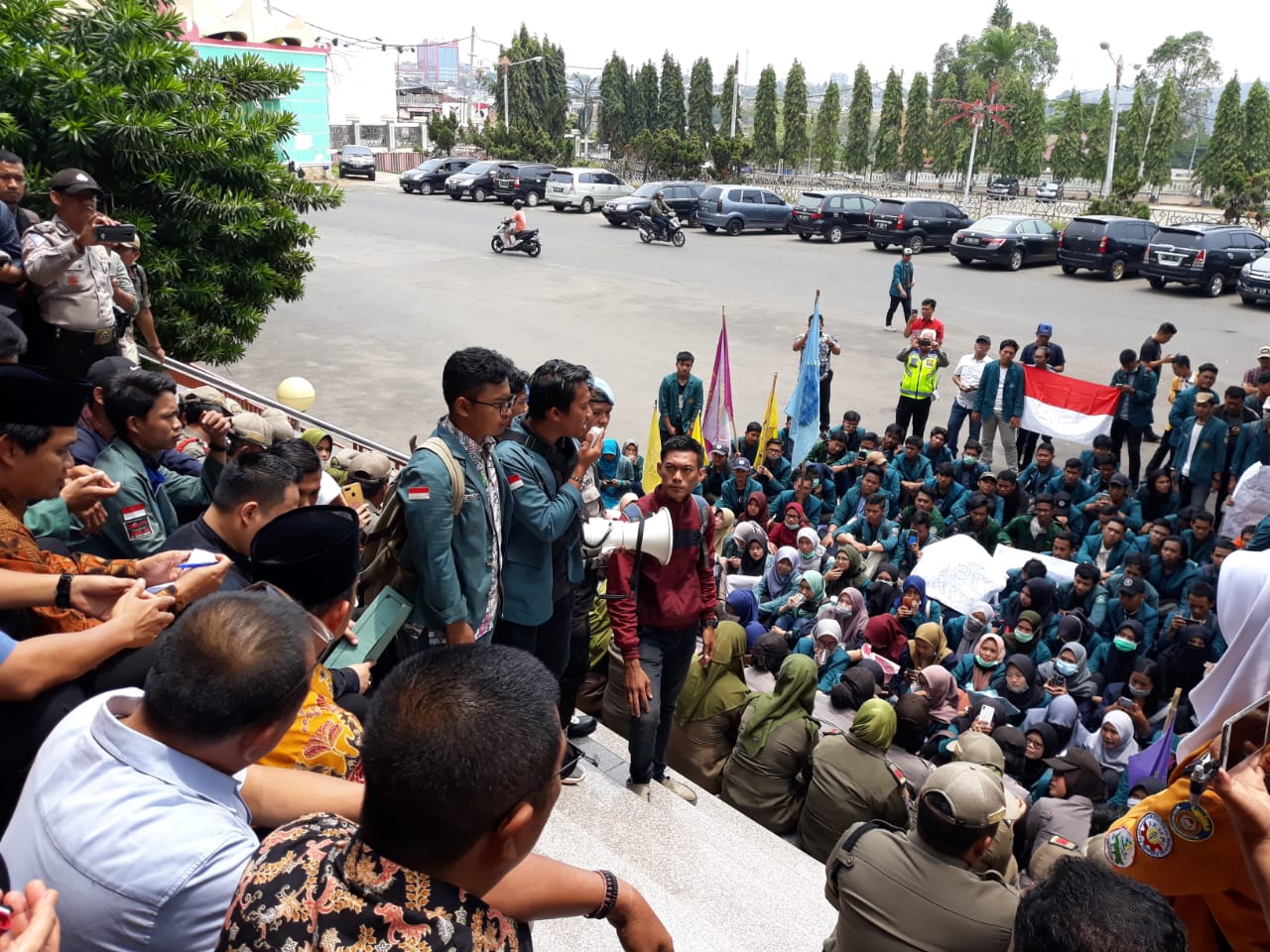 Aliansi Mahasiswa Lampung Bergerak Menggelar Aksi di Gedung DPRD.