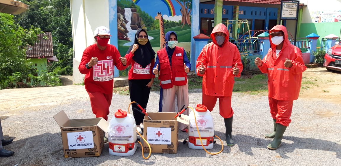 Jelang New Normal, PMI Pringsewu Tetap Lakukan Penyemprotan Disinfektan.