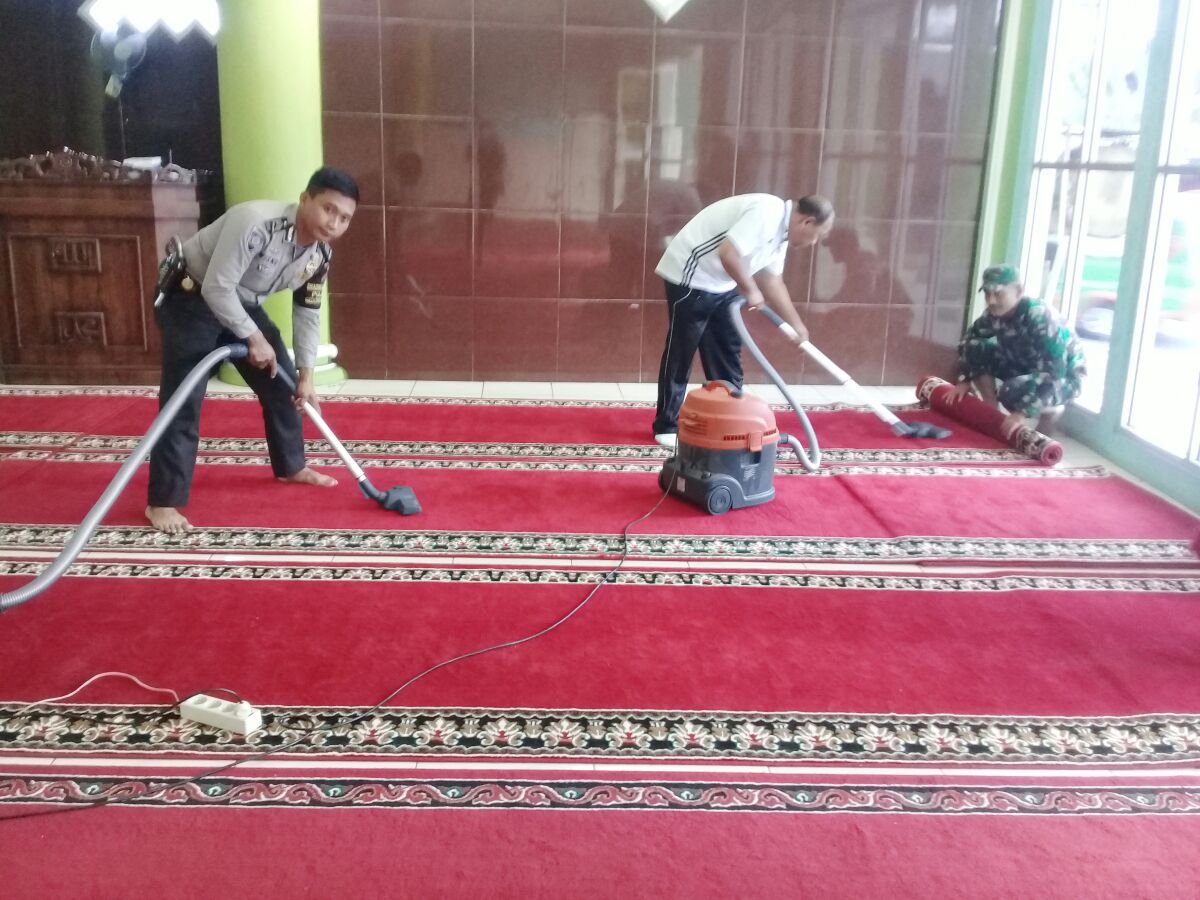 Peduli Rumah Ibadah, Polres Pesawaran dan TNI Bersihkan Masjid