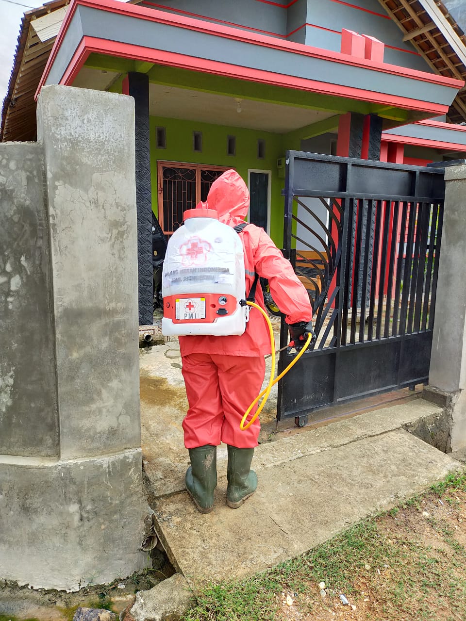 Relawan PMI Semprot Disinfektan Di Rumah Warga dan Rumah Ibadah.