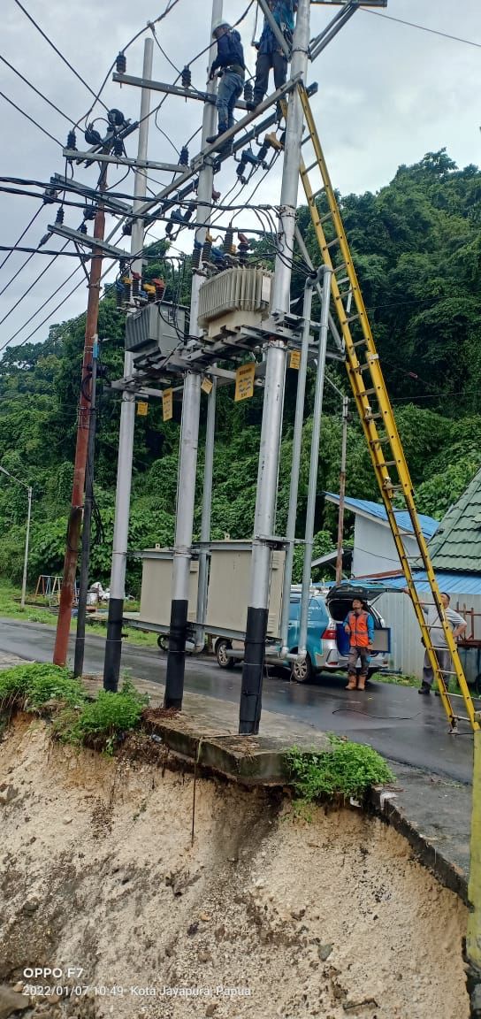 PLN Gerak Cepat Pulihkan Listrik Imbas Banjir di Jayapura.