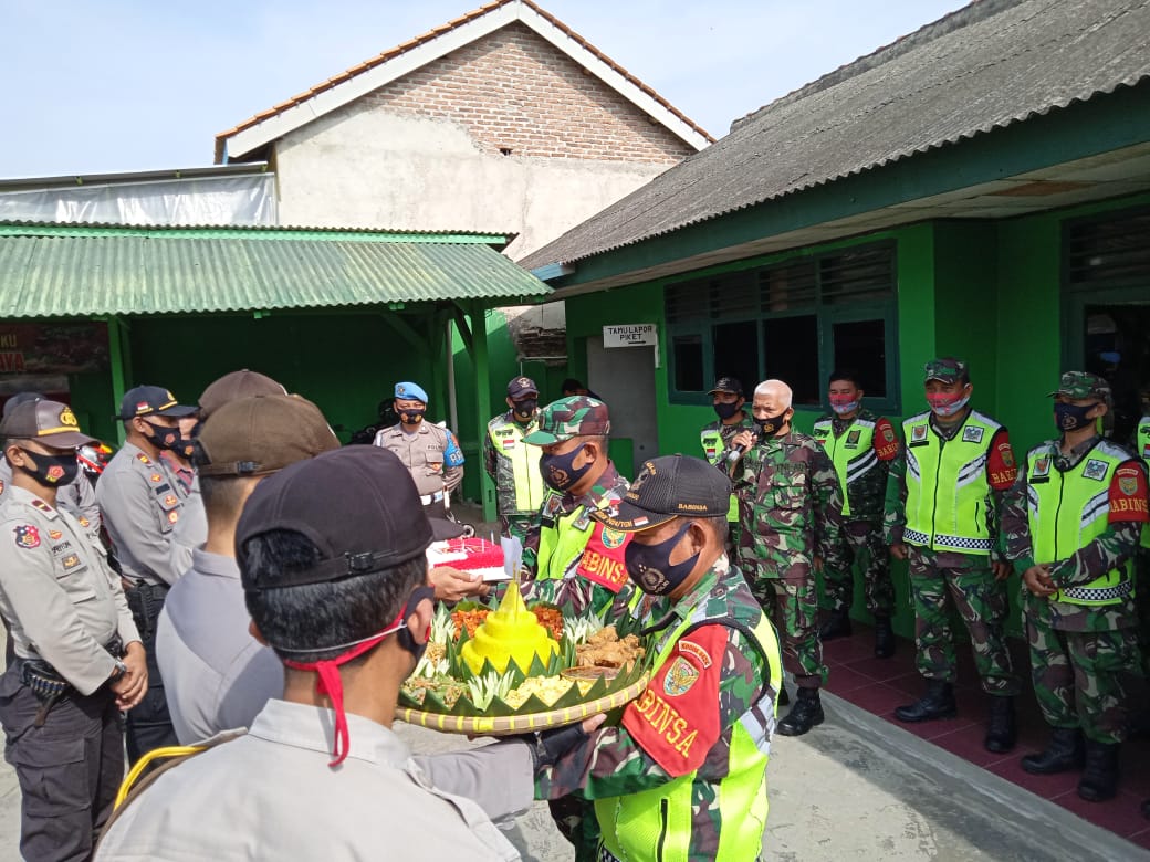 Polsek Sukoharjo Datangi Markas Koramil 0424-09, Bawa Nasi Tumpeng.
