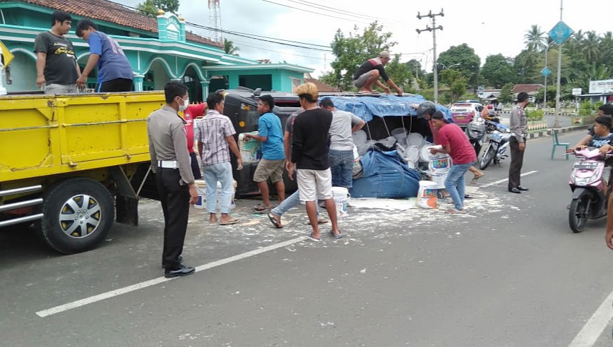 Akibat Supir Mengantuk, Mobil L300 Muatan Cat Terguling di Terbaya