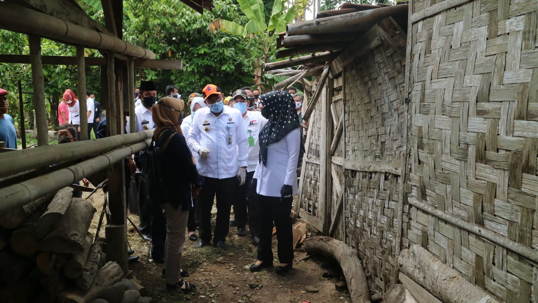 Bupati Peduli dan Bantu Rumah Warga Tidak Layak Huni di Pugung