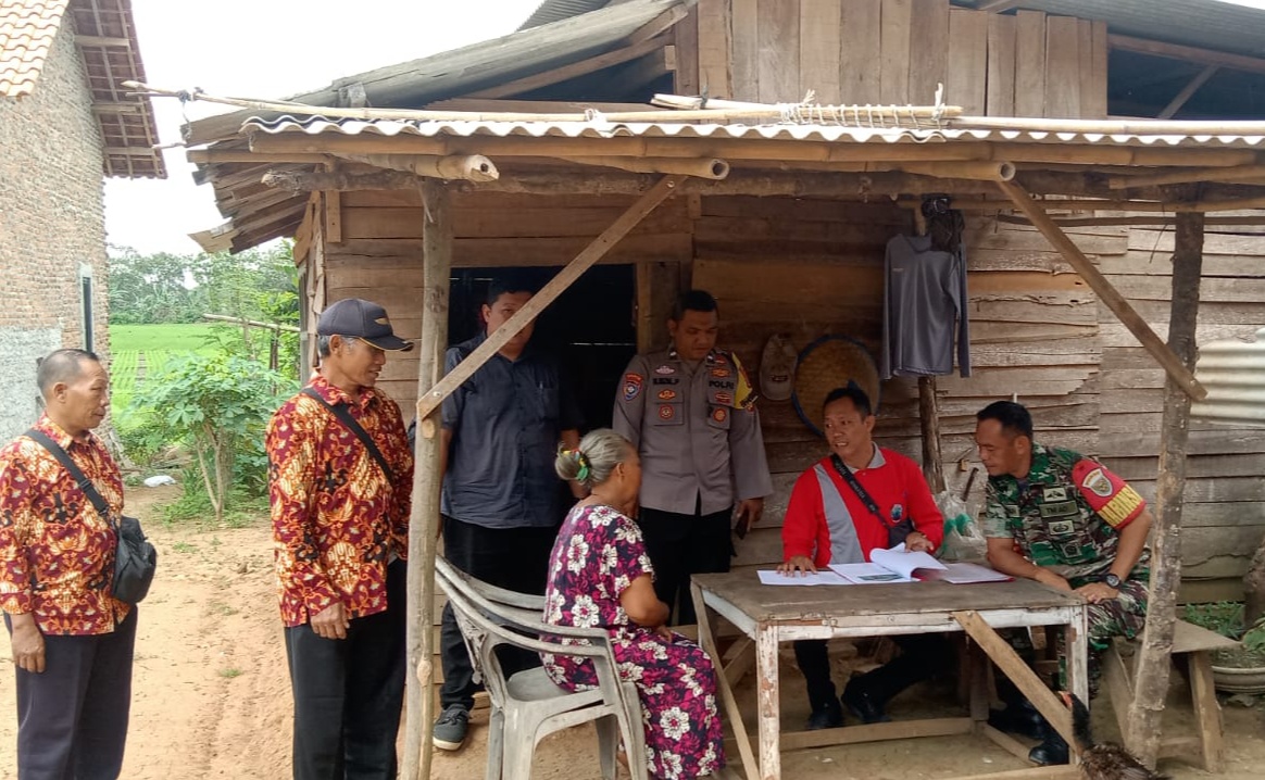 Babinsa dan Babinkamtibmas Fajar Baru Dampingi Tim Verifikasi Cek Warga Penerima BLT-DD 2023