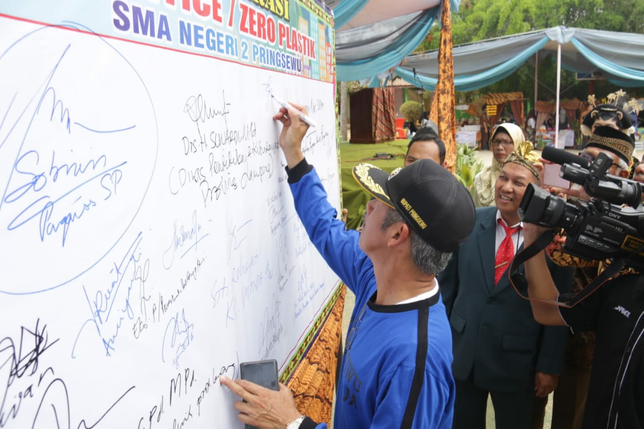 Gebyar Bulan Bahasa Dan Bazar Kewirausahaan SMA Negeri 2 Pringsewu.