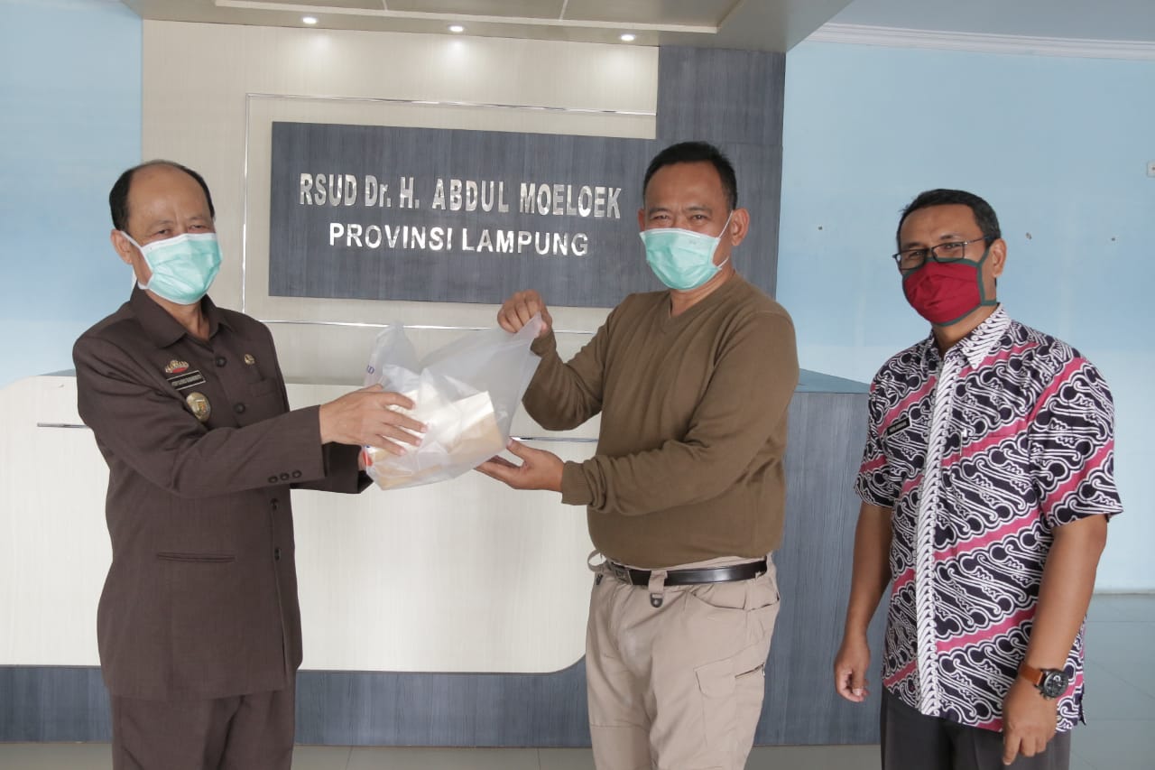 Wabup Pringsewu Serahkan Bantuan Kepada Pasien Covid-19.