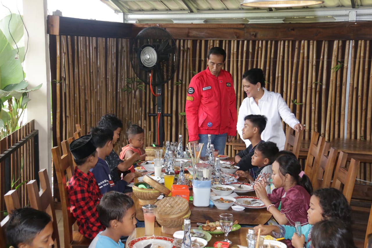 Jokowi Makan Siang Bareng Anak Yatim di Pringsewu