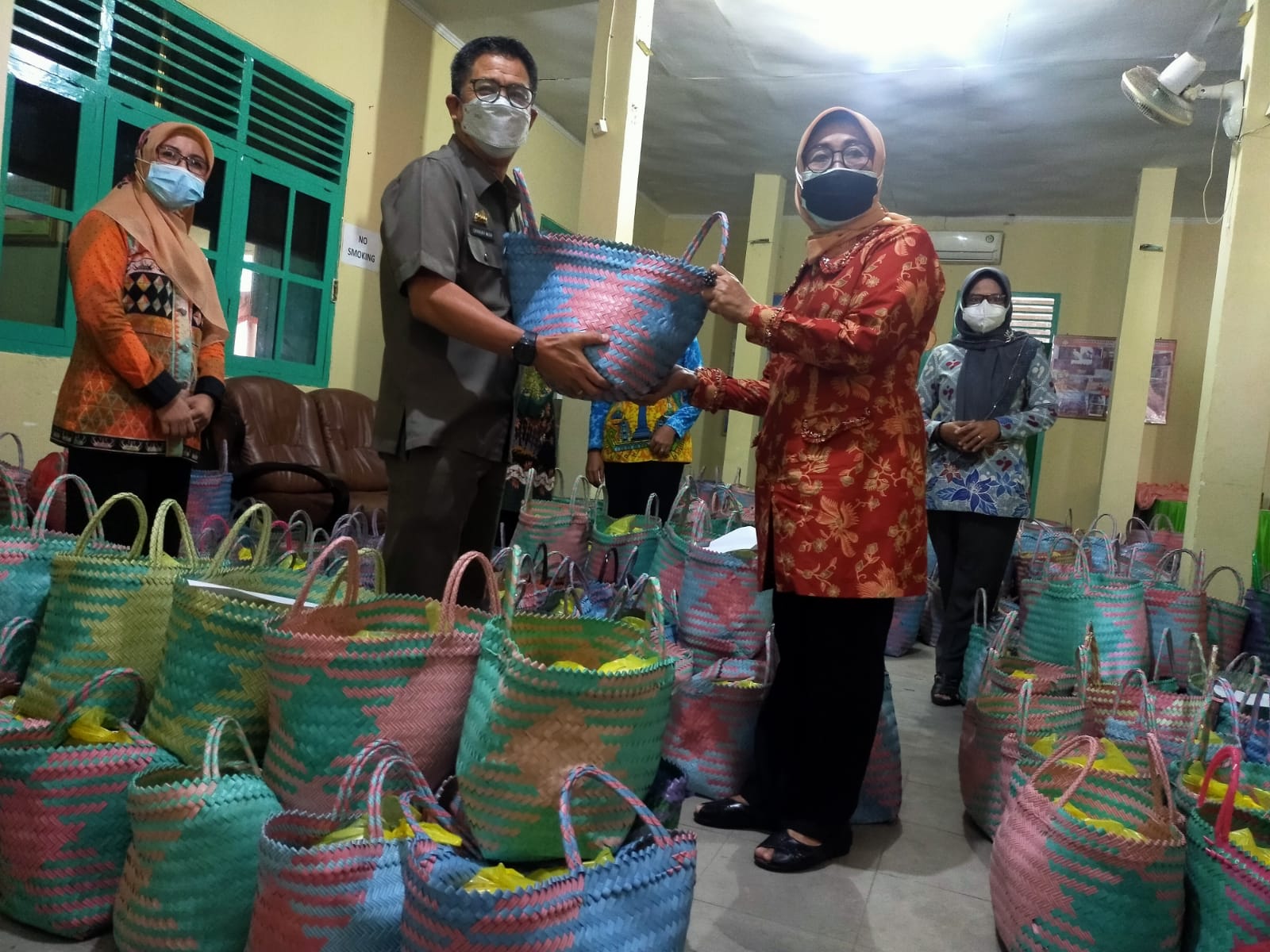 Ketua TP PKK Pringsewu Beri Bantuan Keluarga Kurang Mampu