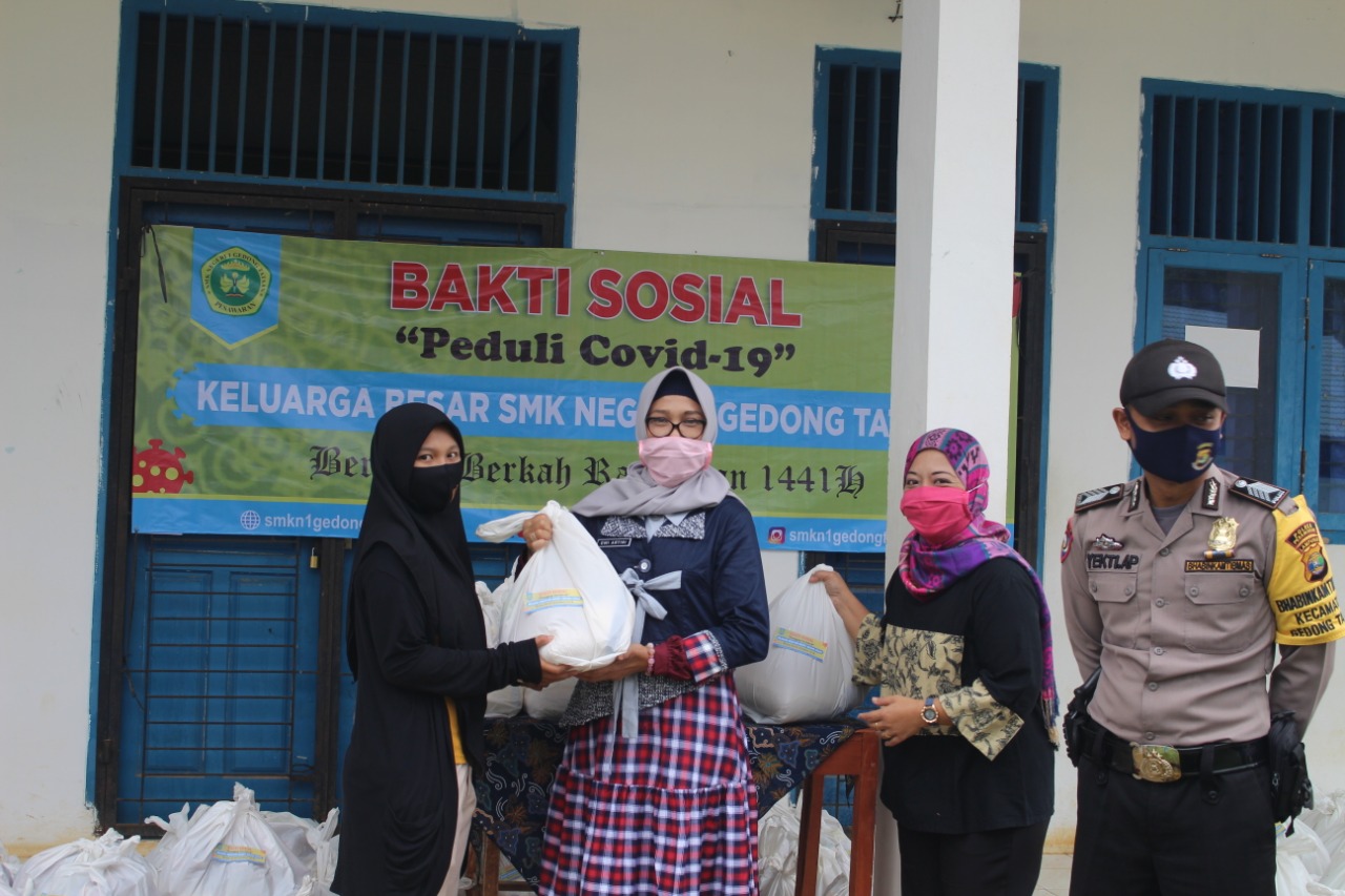 Ringankan Beban Warga, SMKN.1 Gedongtataaan Beri Bantuan Sembako