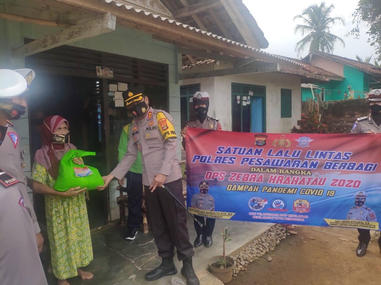 Gelar Jumat Berkah, Polres Pesawaran Bantu Masyarakat