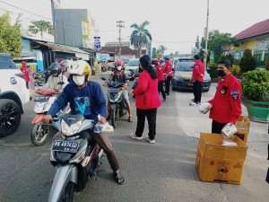 Pemuda Batak Bersatu Bagikan 500 Takzil di Pringsewu