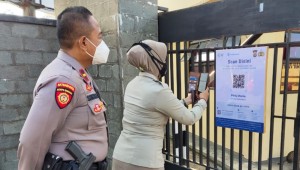 Masuk Polres Tanggamus Wajib Scan Barcode