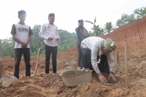 Bupati Pringsewu Letakkan Batu Pertama Pembangunan  Masjid Ar-Rohman Bumiarum