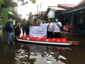 Utamakan Keselamatan Warga, PLN Nyalakan Listrik Bertahap di Lokasi Terdampak Banjir Kalbar.