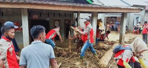 GML Tanggamus Membersihkan Material Dampak Banjir Dan Longsor Di Semaka.