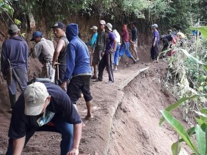 Akses Jalan Dusun Sinar Laut Pekon Teluk Brak Tertimbun Material Longsor