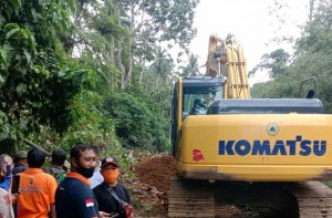 Satu Unit Alat Berat Diterjunkan di Lokasi Longsor.