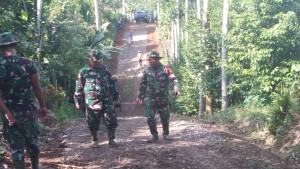 Wadan Satgas TMMD 114 didampingi Komandan SSK Mengecek Pembangunan Jalan.