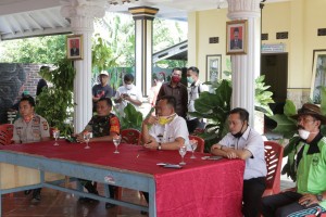 Ratusan Relawan Semprot Disinfektan Massal