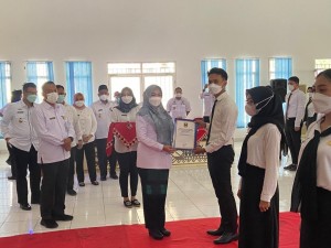 Bupati Dewi Serahkan Petikan SK CPNS Kabupaten Tanggamus