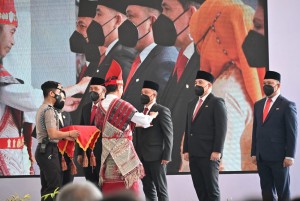 Bupati Lambar Terima Penghargaan SWK dari Presiden Jokowi