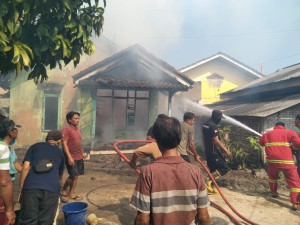 Korsleting Listrik, Sebuah Rumah Di Gedong Tataan Ludes Terbakar