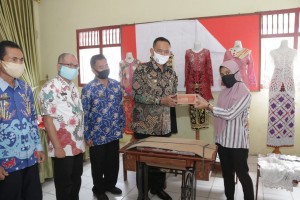 Wabup Pringsewu Serahkan Bantuan Kelompok Usaha Ekonomi Produktif Perempuan.