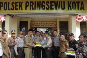 Berikan Surprise di Hari Bhayangkara, Wabup Pringsewu Bawa Kue Tart ke Mapolsekta