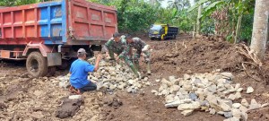 Meski Jalan Licin Dan Terjal, Prajurit TNI Laksanakan Tugas Sesuai Target TMMD.