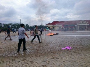 Ratusan Massa Dan Personil Polres Pesawaran Bentrok