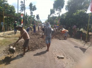 Warga Tunggul Pawenang Gotong Royong Perbaiki Jalan Rusak