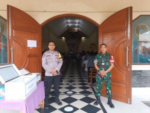 Babinsa dan Babinkamtibmas Marga Agung Jaga Keamanan Gereja Santo Andreas