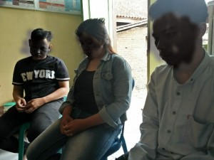 Diduga Berbuat Mesum, Warga Kurungan Nyawa Gerebek Tiga Orang Muda-Mudi