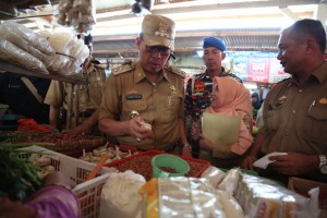 Cek Harga Bahan Pokok Jelang Ramadhan, Plt Bupati Lamtim Turun ke Pasar