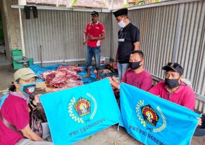 PWI Pringsewu Bagikan Daging Untuk Warga Sekitar.