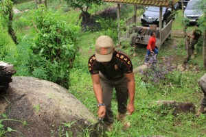 Penggiat Pesona Wisata Lampung Selatan Gotong Royong Membersihkan Tempat Wisata.