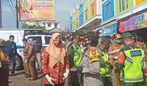 Gebrak Masker Tanggamus, Wakapolres Bersama Bupati Bagikan Masker di Pasar Gisting